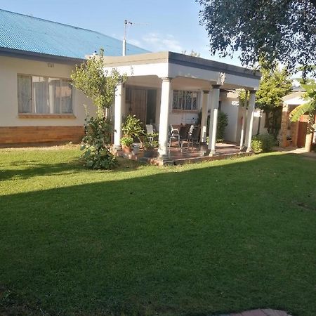 Lala Poa Guest House Klerksdorp Extérieur photo
