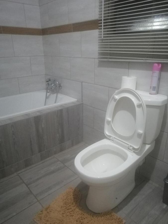 Lala Poa Guest House Klerksdorp Extérieur photo