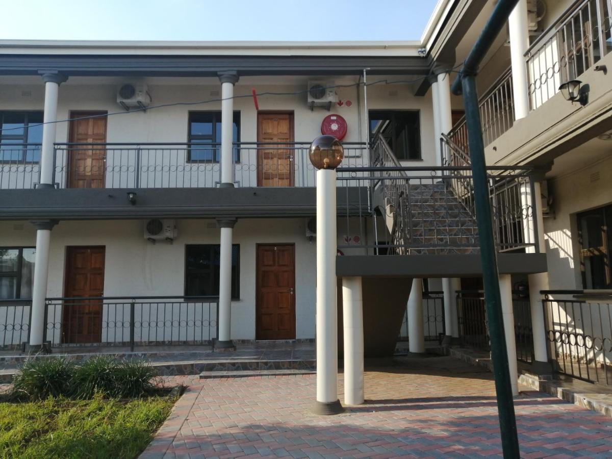 Lala Poa Guest House Klerksdorp Extérieur photo