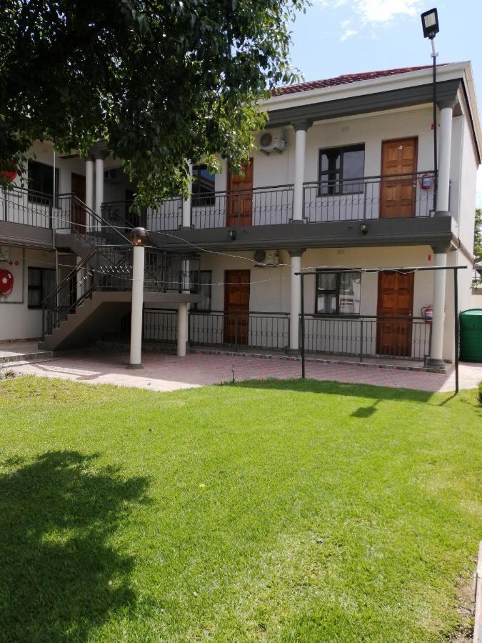 Lala Poa Guest House Klerksdorp Extérieur photo