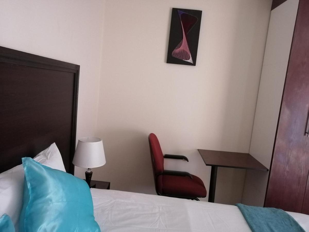 Lala Poa Guest House Klerksdorp Extérieur photo