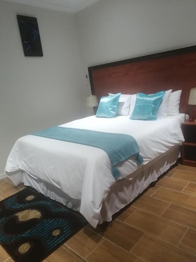 Lala Poa Guest House Klerksdorp Extérieur photo