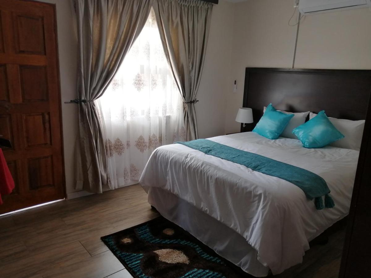 Lala Poa Guest House Klerksdorp Extérieur photo