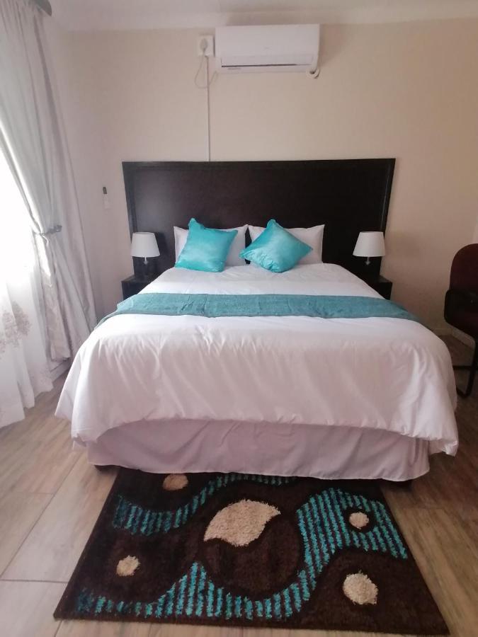 Lala Poa Guest House Klerksdorp Extérieur photo