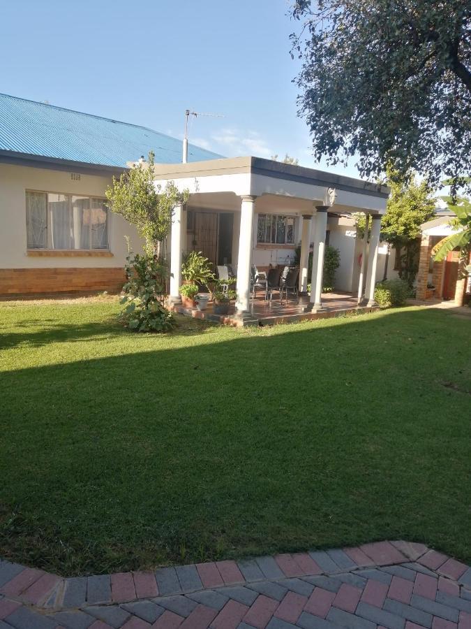 Lala Poa Guest House Klerksdorp Extérieur photo