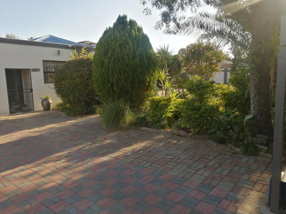 Lala Poa Guest House Klerksdorp Extérieur photo