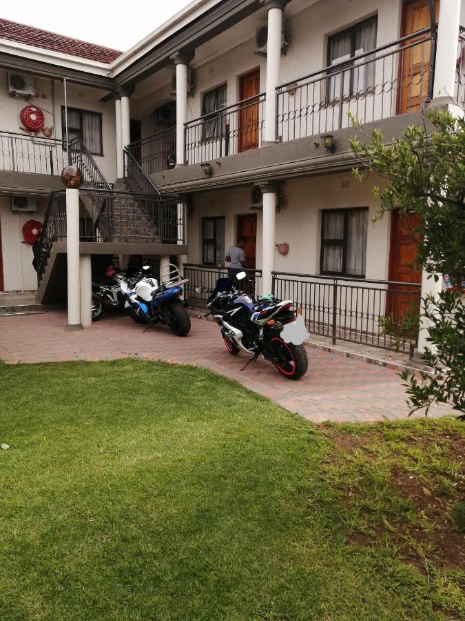 Lala Poa Guest House Klerksdorp Extérieur photo