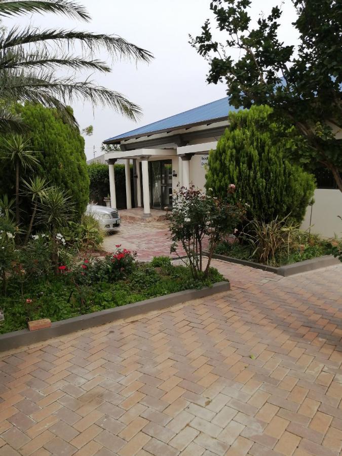 Lala Poa Guest House Klerksdorp Extérieur photo