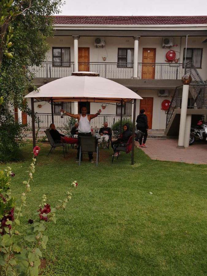 Lala Poa Guest House Klerksdorp Extérieur photo