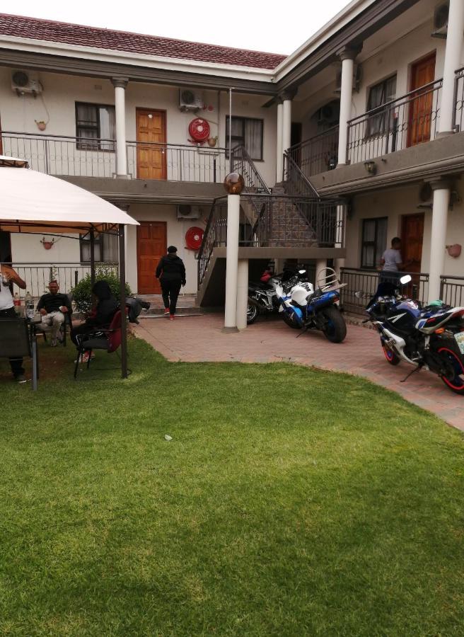 Lala Poa Guest House Klerksdorp Extérieur photo