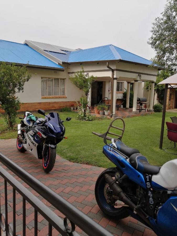 Lala Poa Guest House Klerksdorp Extérieur photo