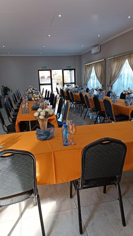 Lala Poa Guest House Klerksdorp Extérieur photo